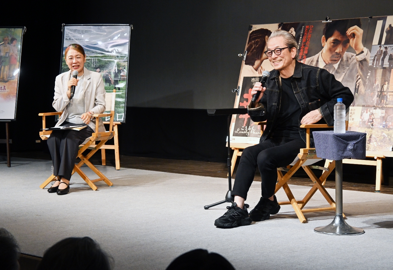 トークショーでそれぞれの映画にまつわるエピソードを振り返る水谷豊さん（右）