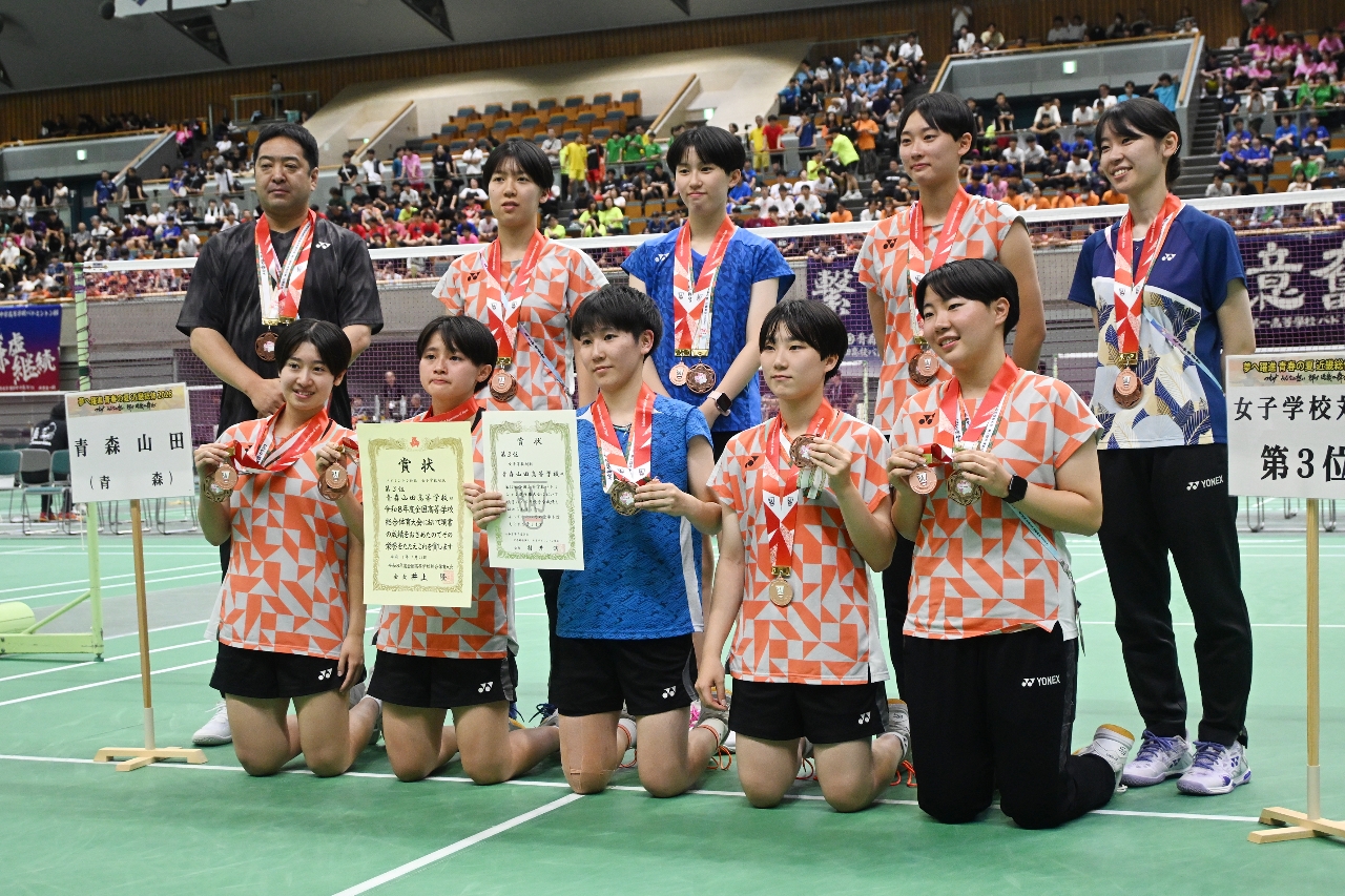 銅メダルを獲得した青森山田の選手たち