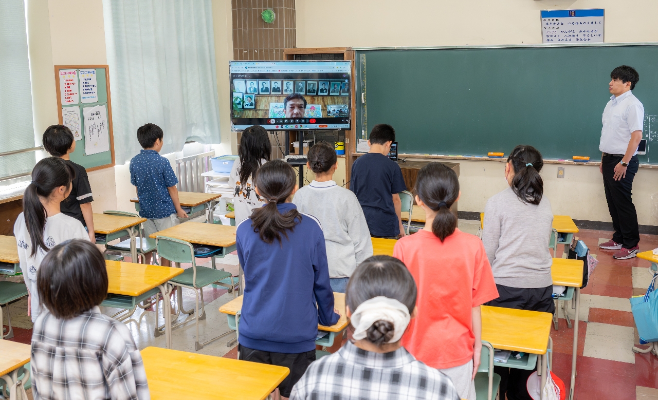 体育館が使用できない影響で終業式をリモートで行った八戸市立旭ケ丘小＝２４日
