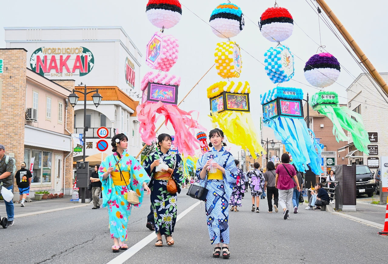 七夕飾りが設置され、にぎわう三沢市中心街
