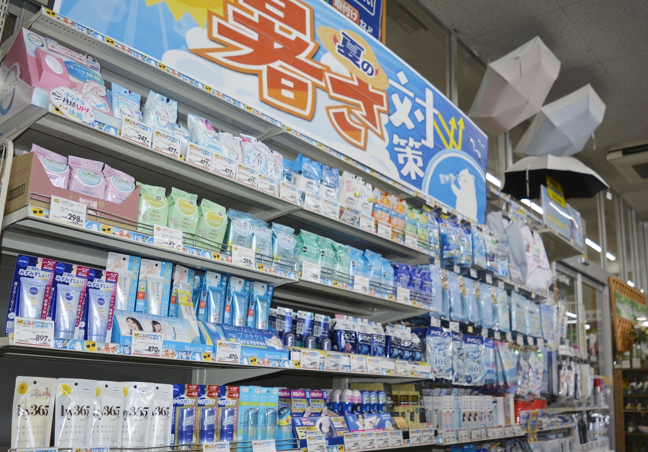 暑さや熱中症対策のグッズが並ぶ売り場＝２４日、八戸市のサンデー八戸根城店[br]／近年は救急搬送が増加／対策用品の売り場拡大／三社大祭も対応進める