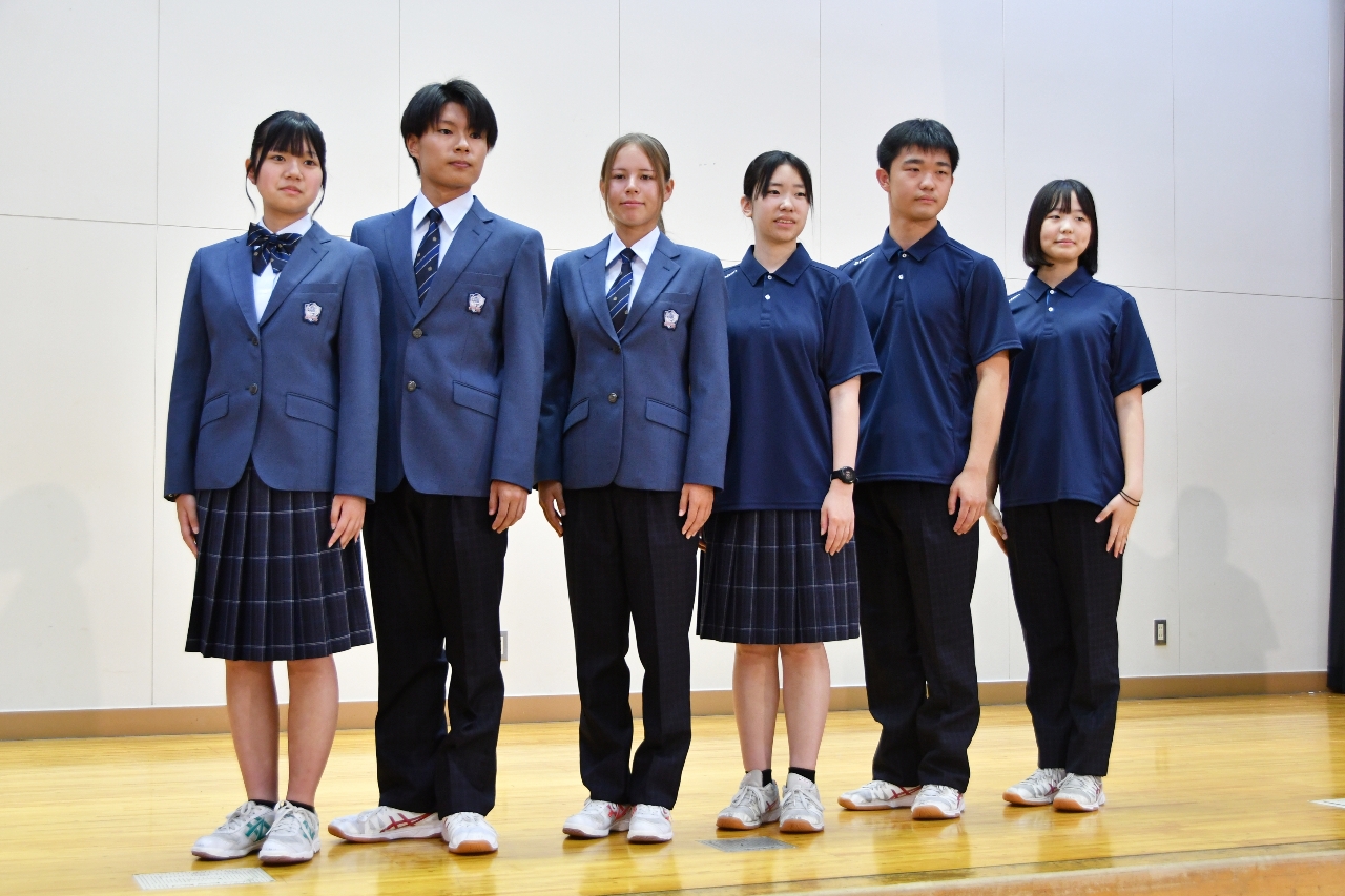 来年4月に開校するむつ大湊高の制服。青が基調のブレザーで夏服はポロシャツとなった=24日、むつ市