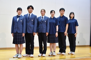 身にまとう青は“下北の海風” 来春開校「むつ大湊高」制服お披露目