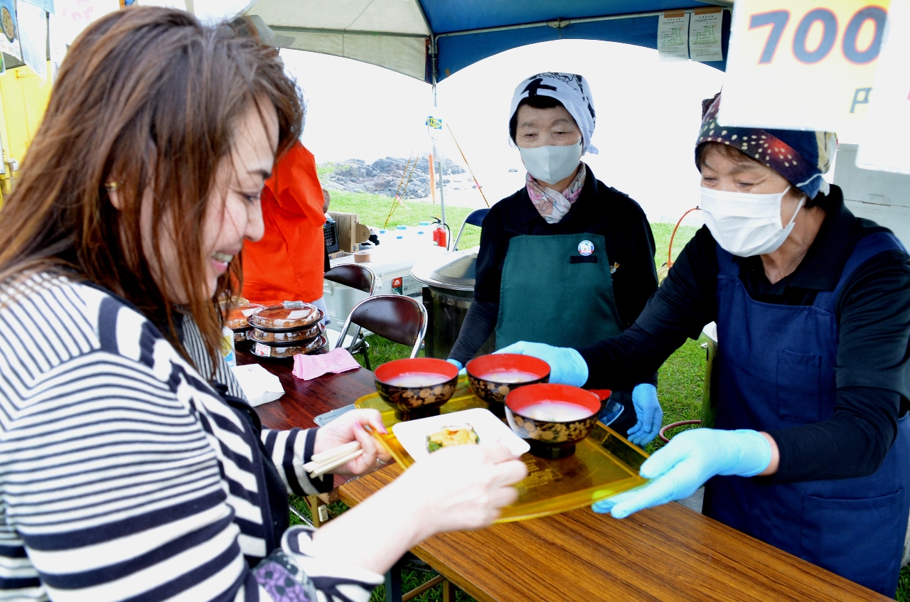 海眺め磯の味覚を堪能 階上で「いちご煮祭り」開幕