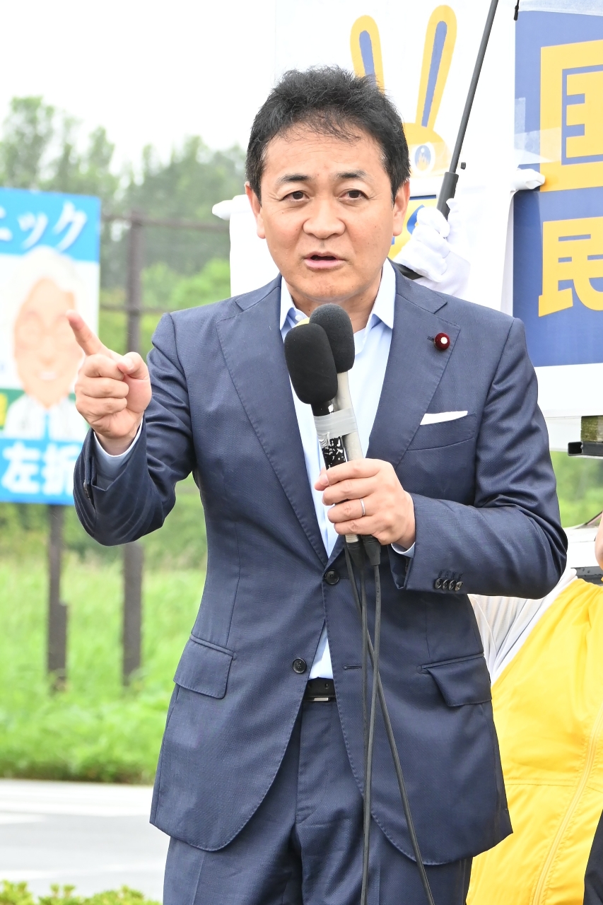 街頭演説で党勢拡大を訴える玉木雄一郎代表=25日、東北町