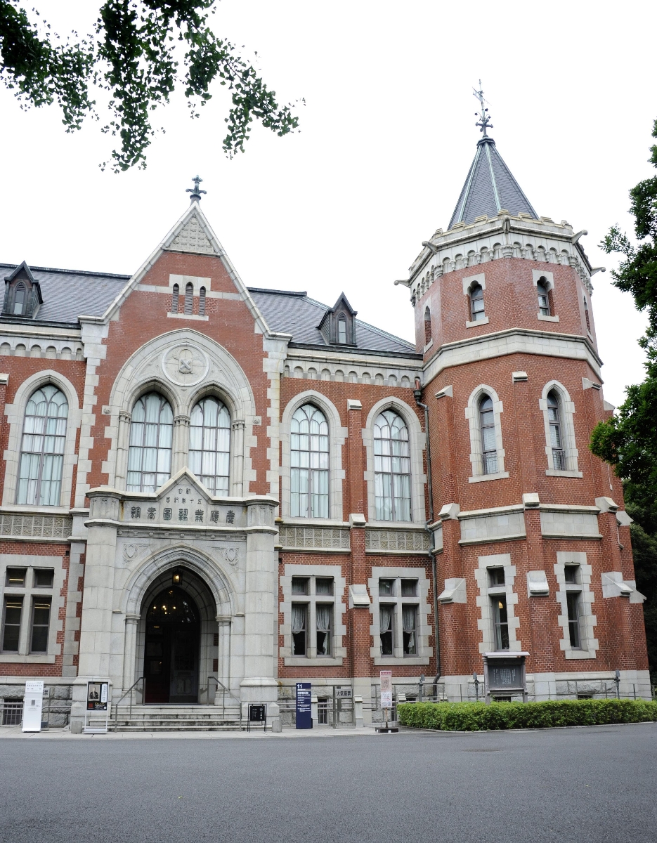 　図書館旧館の八角塔（右）＝東京都港区の慶応大