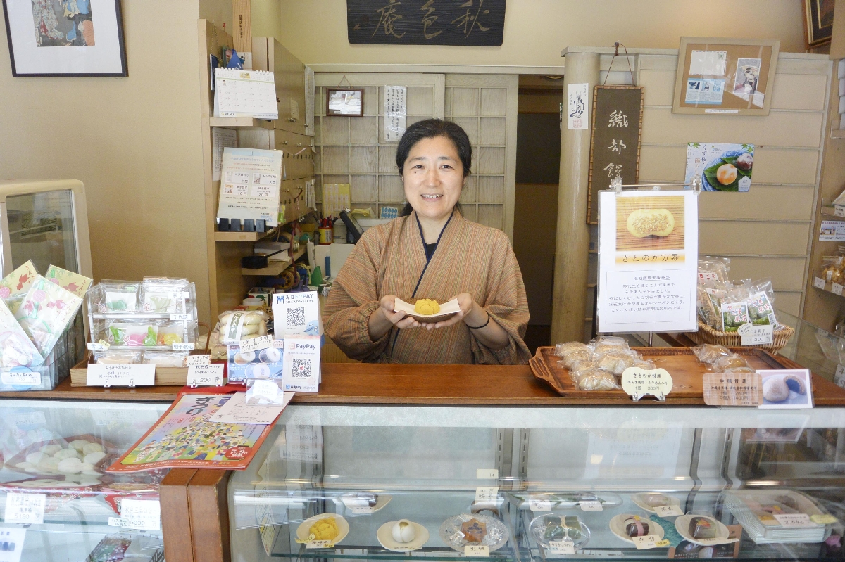大坂家の店頭に立つ倉本朋実さん=東京都港区