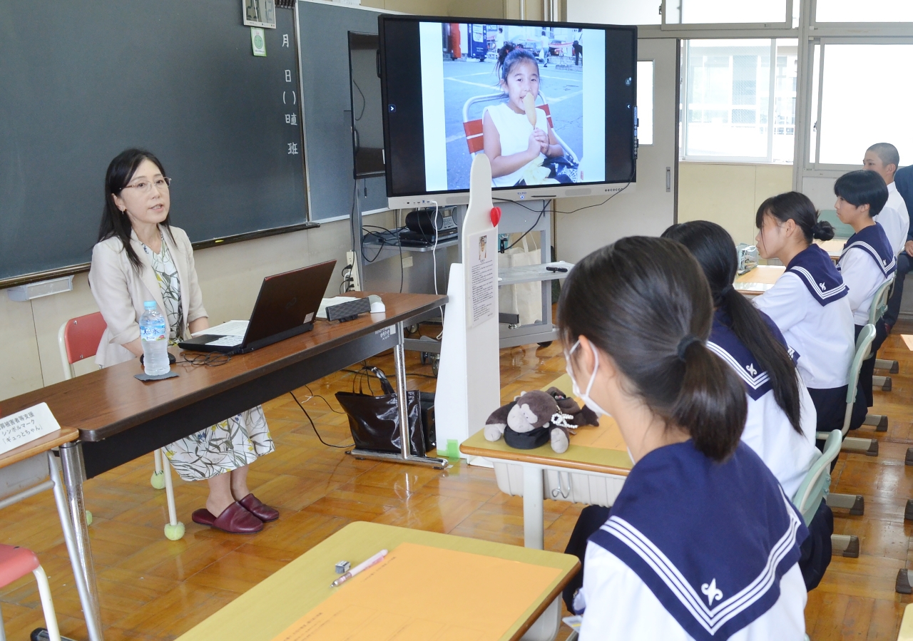 長女涼香さんの写真をモニターで紹介し、事故で失った悲しみを伝える大崎礼子さん（左）