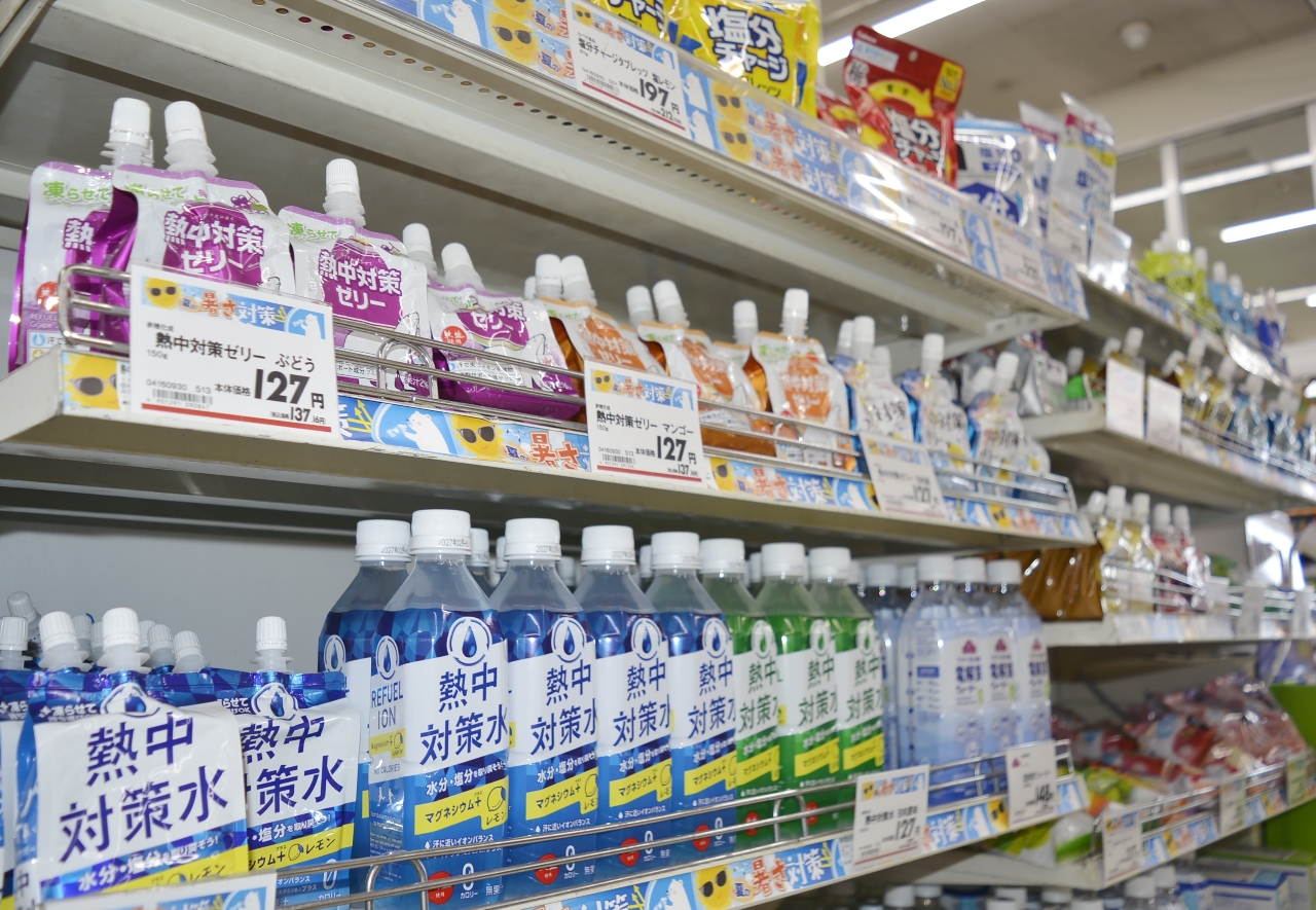 暑さや熱中症対策の関連商品が並ぶ売り場=24日、八戸市のサンデー八戸根城店