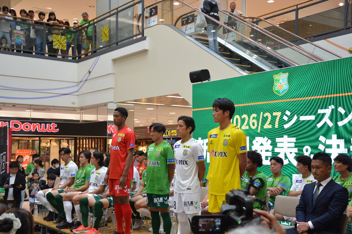 新ユニホームを披露する選手
