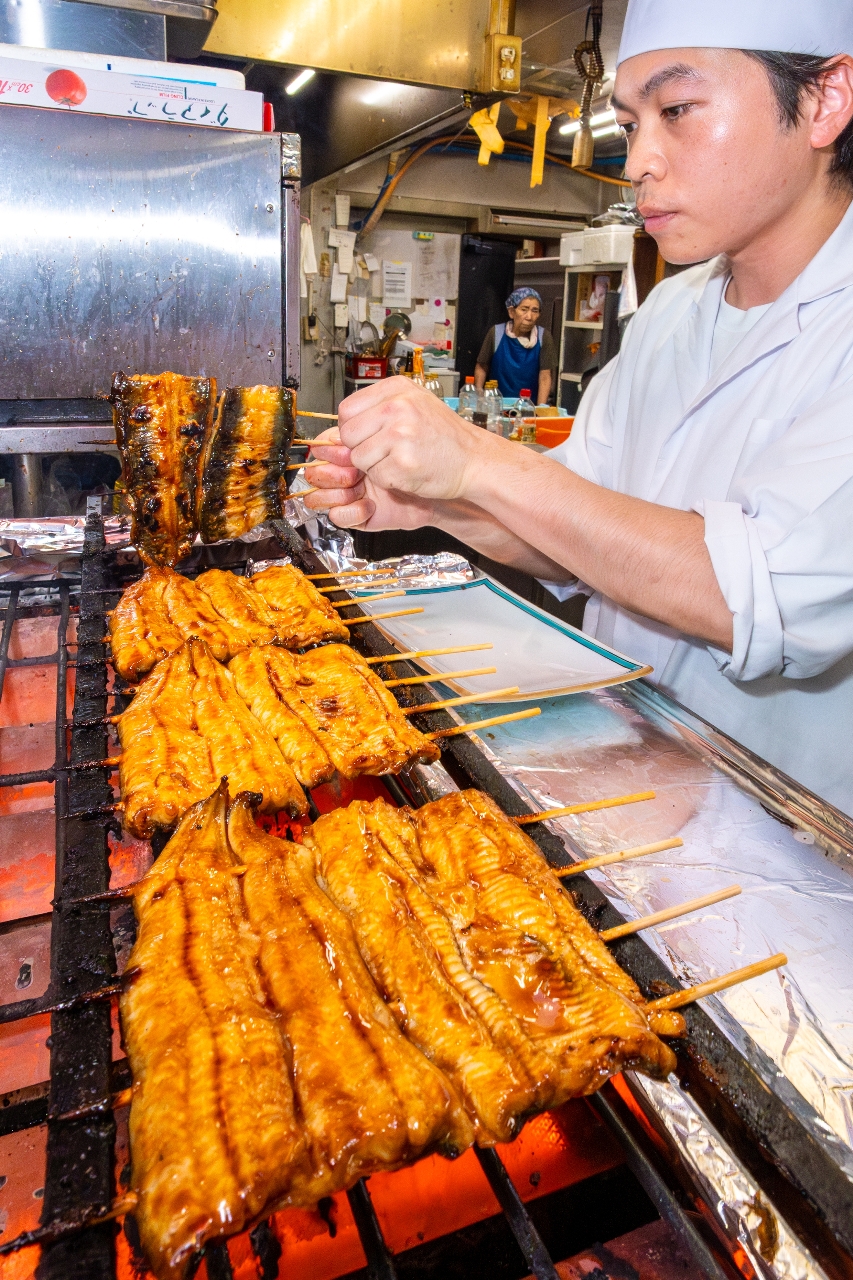 調理場で香ばしく焼き上げられるウナギ=25日、八戸市の「やま文」