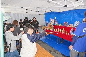 ホコ天に射的やフリマ、家族連れでにぎわう　五戸でビックリ夜店