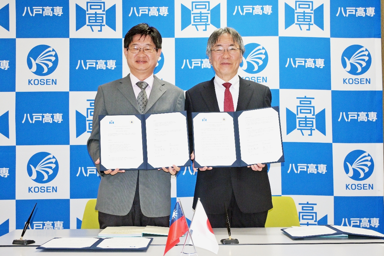 覚書に署名した陳志清校長（左）と土屋範芳校長＝２６日、八戸高専