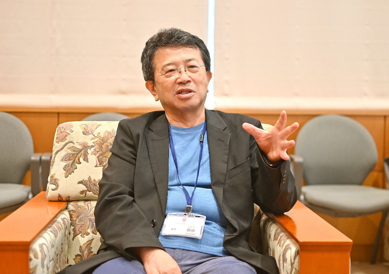 「発掘調査による新たな魅力の発信が必要」と語る岡田康博顧問＝２３日、青森市