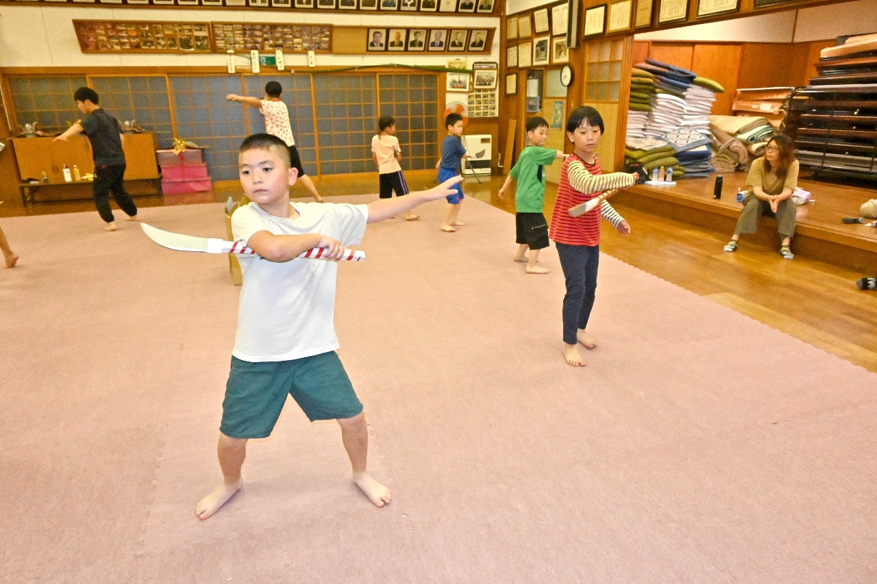 「本村鶏舞」を練習する児童ら