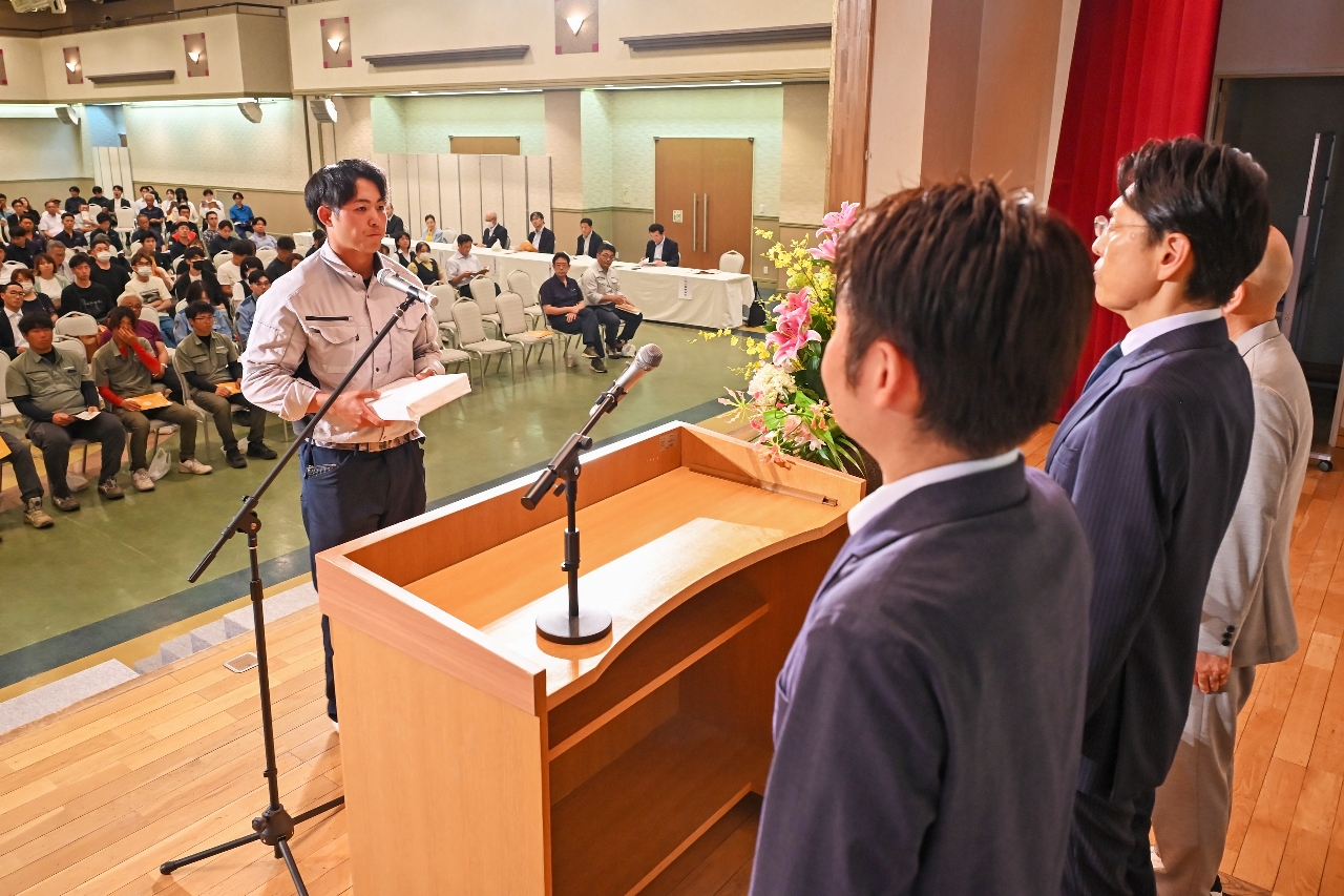 七つの誓いを読み上げるなど交通事故防止を誓った大会