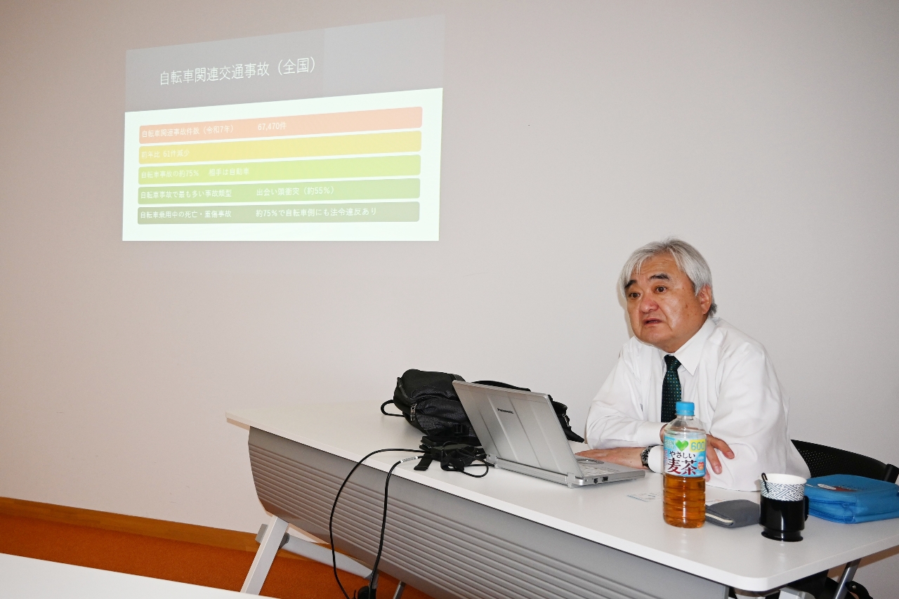 自転車事故の危険性について解説する福田弥夫センター長