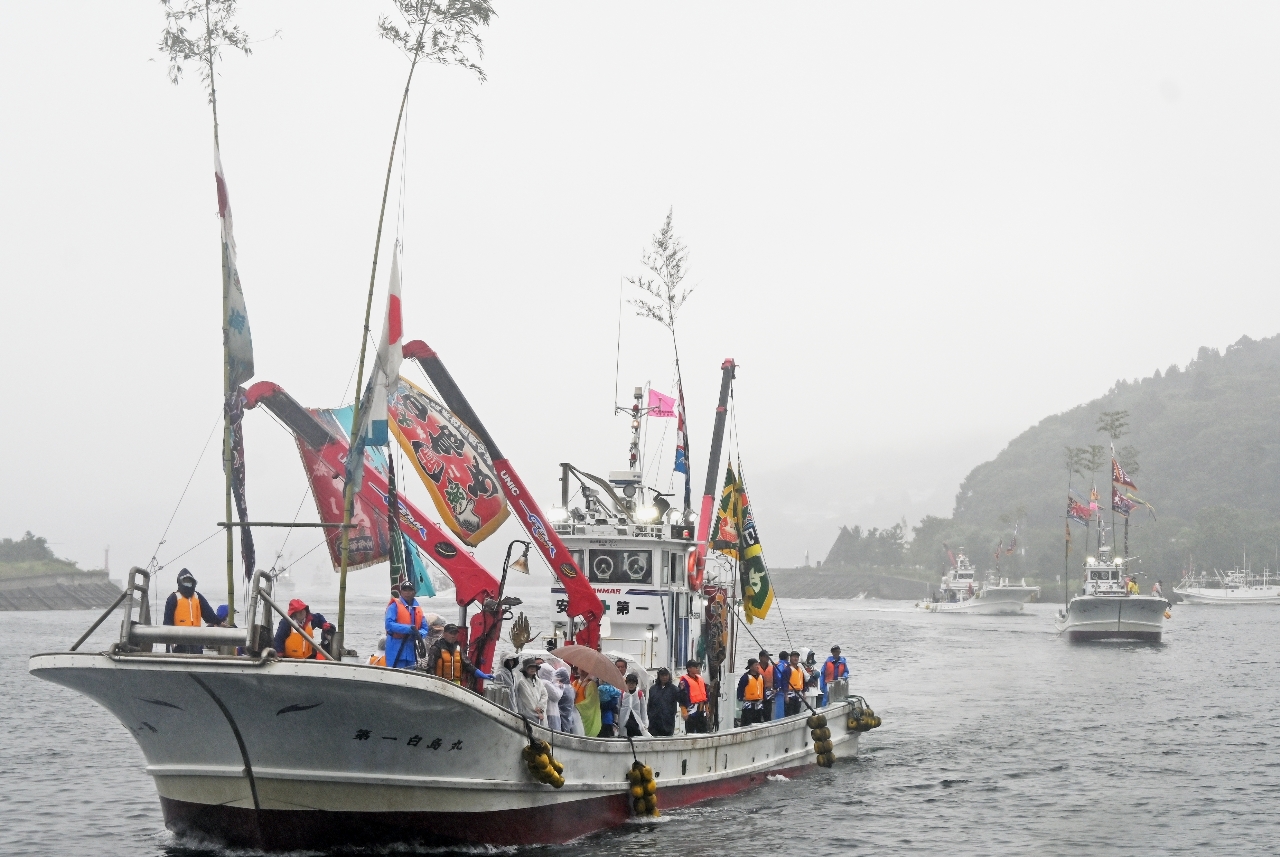 大漁旗で彩った２１隻が航海安全や大漁を祈願した海上渡御