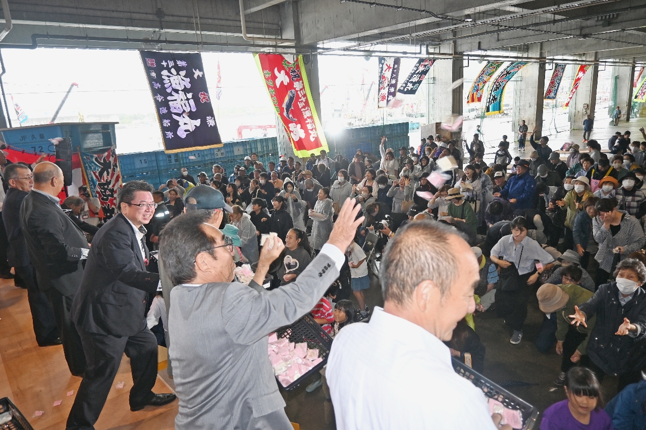 恒例の餅まきでは大勢の市民が懸命に手を伸ばした