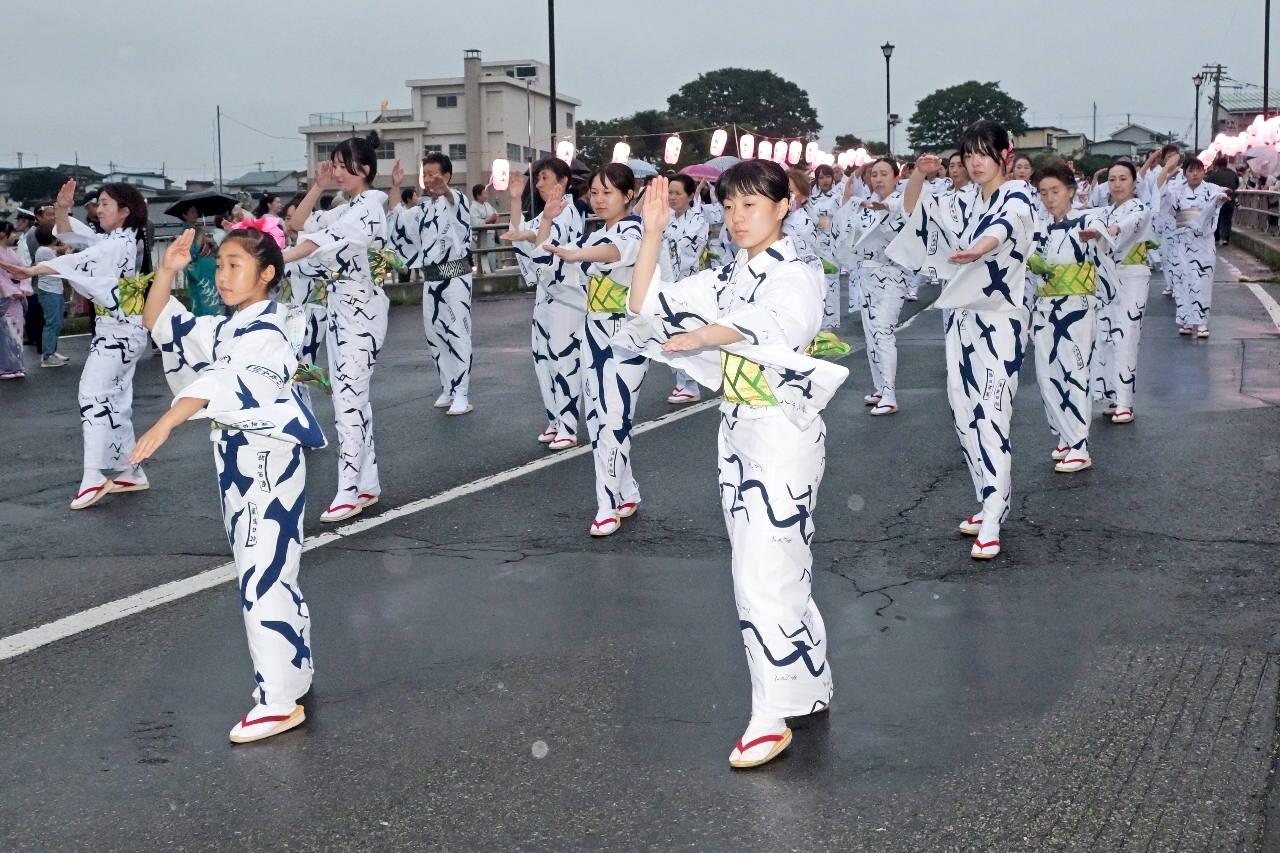 湊橋を渡りながら八戸小唄の流し踊りを披露する参加者