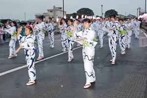 優雅な踊り、観客魅了　湊橋八戸小唄まつり