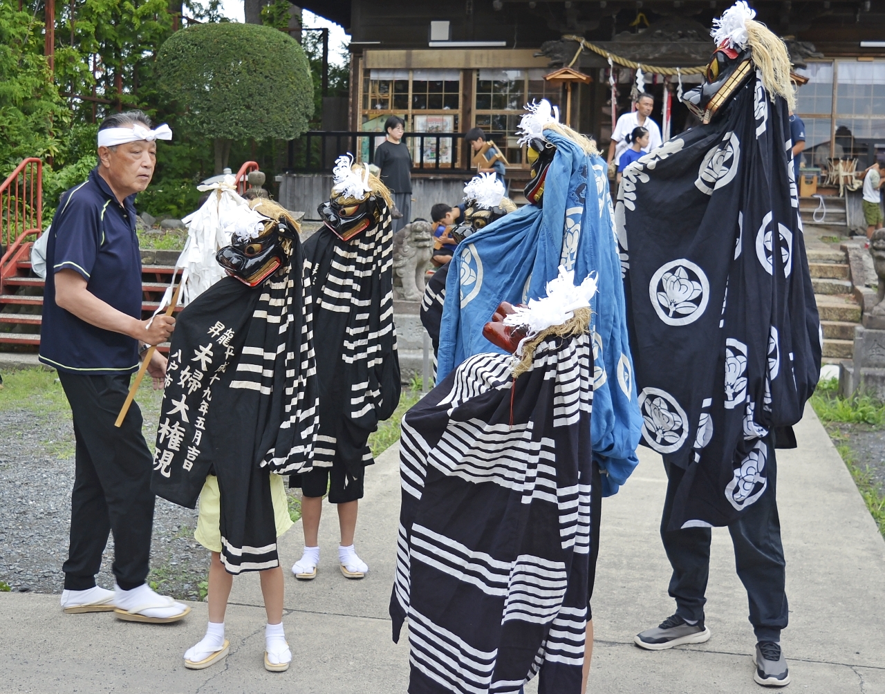 八戸三社大祭に初めて参加する子どもは権現様をかぶって重さなどを確認した