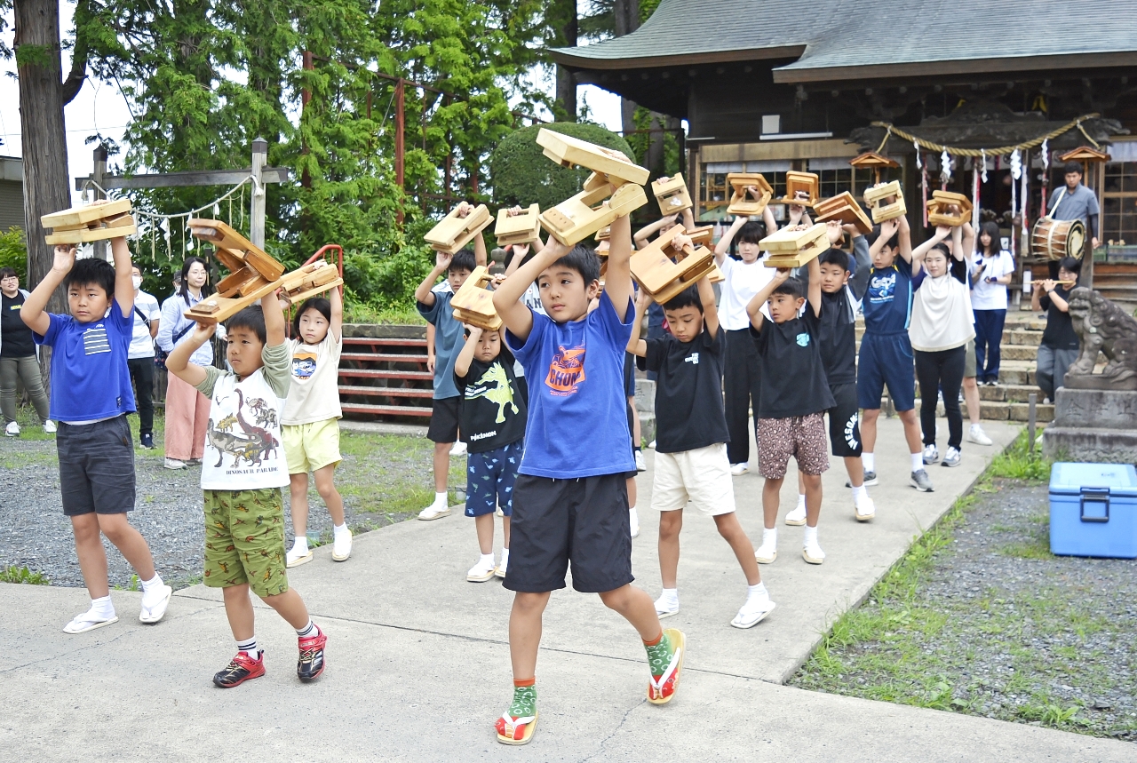 八戸三社大祭の神社行列を想定した練習に励む子どもたち＝２６日、八戸市の龗神社