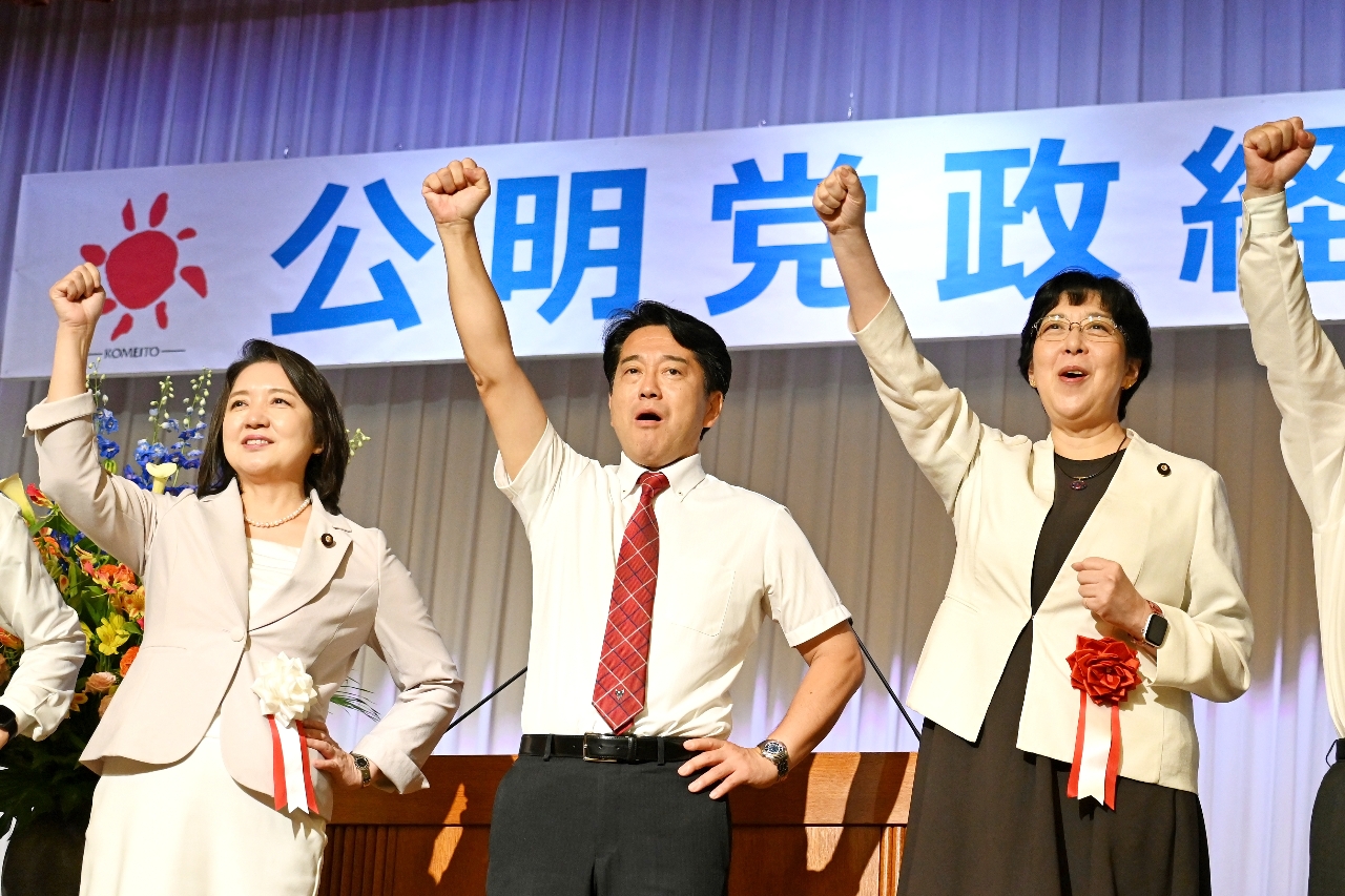 政経セミナ―で共に気勢を上げる公明、立憲民主両党の幹部=26日、青森市