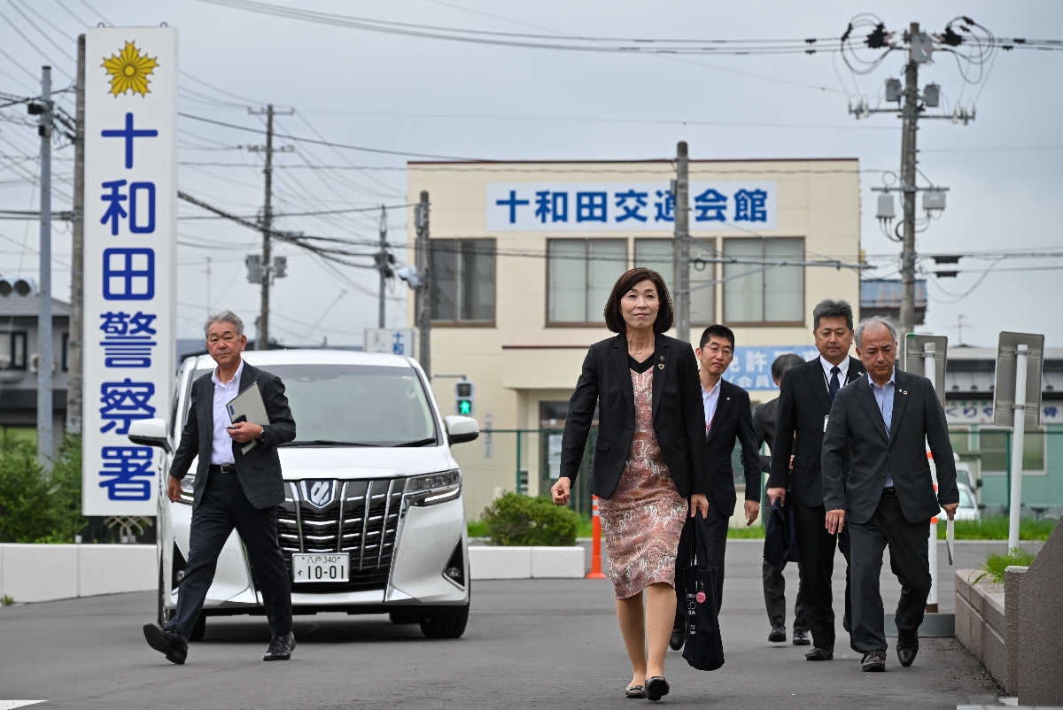 要望書提出のため、十和田署を訪れる櫻田百合子市長（中央）＝２７日、十和田市