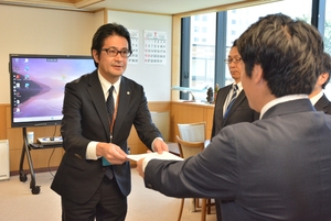 大田氏、青森県副知事に就任　総務省出身「知見活用する」