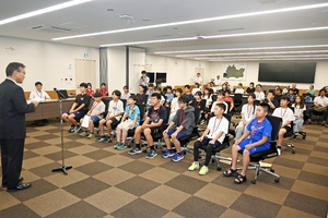 花巻、土佐で交流深めるぞ　派遣の小学生24人、意気込み披露／十和田