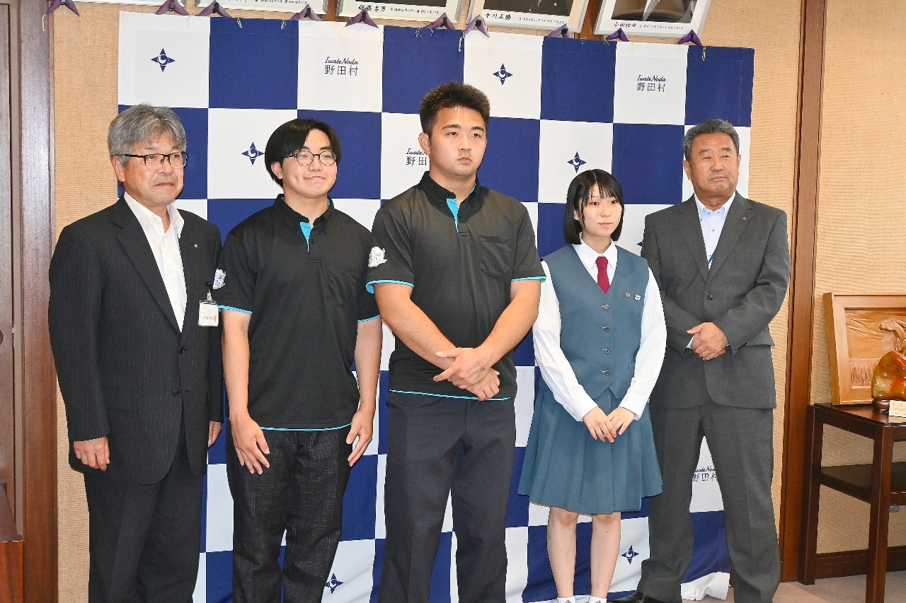 全国大会での健闘を誓う（左から２人目から）山田右京さん、崎山絢翔さん、根井琳紗子さん