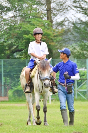 乗馬や弓引き体験、地域の文化学ぶ 八戸・明治中生