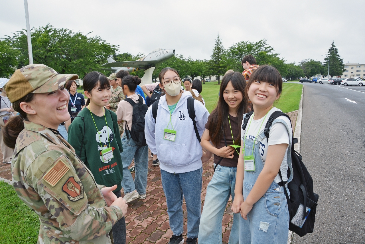 米軍三沢基地で隊員と交流する生徒