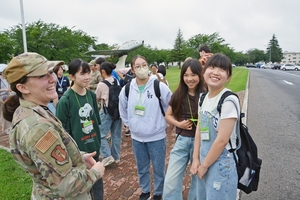 米国人と交流、語学力磨く 三沢の中学生、米軍三沢基地訪問