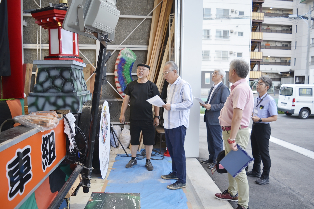 山車小屋を巡回して点検状況を確認する関係者＝２７日、八戸市