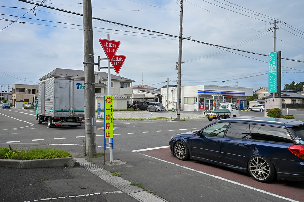 十和田署が信号機設置を検討している「東十二番町交差点北西十字路」=27日、十和田市