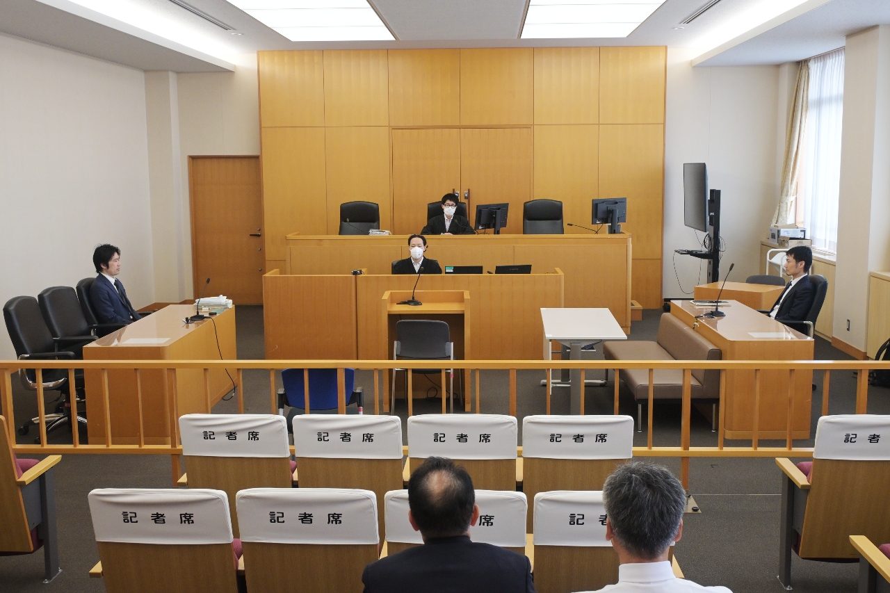 自動車運転処罰法違反（過失運転致死傷）の罪に問われた被告の判決公判＝２８日、青森地裁八戸支部（代表撮影）