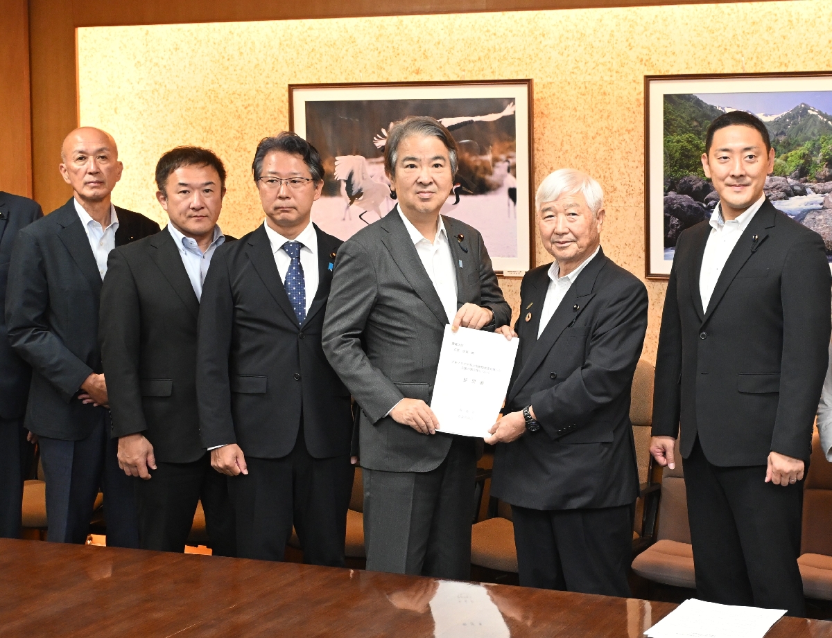 石原宏高環境相（右から３人目）に要望書を手渡す蛯沢正勝委員長（同２人目）＝２８日、環境省