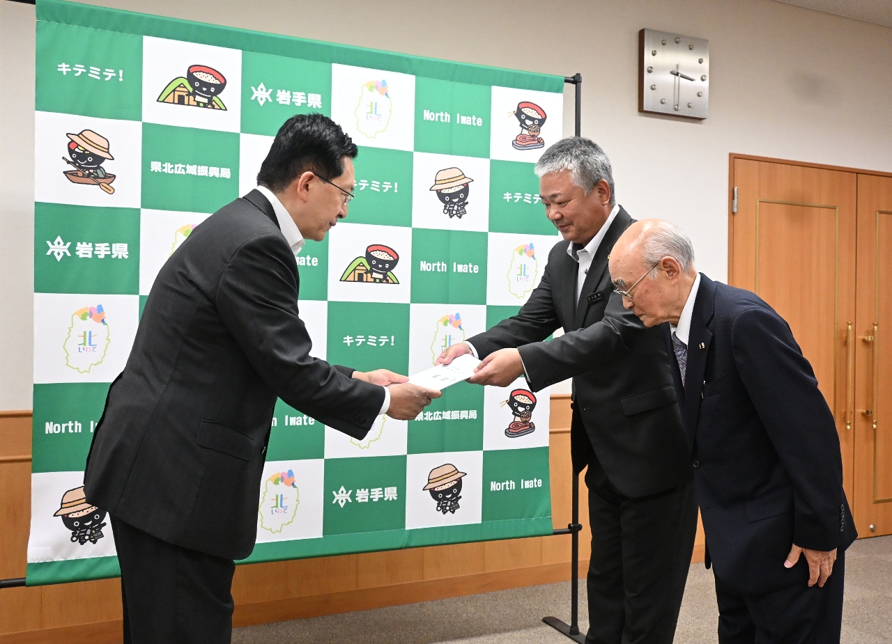 達増拓也知事(左)に要望書を手渡す千葉守副市長(中央)=28日、二戸市