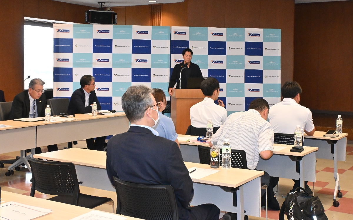 海外展開戦略を発表する受講企業の関係者ら＝２８日、青森市