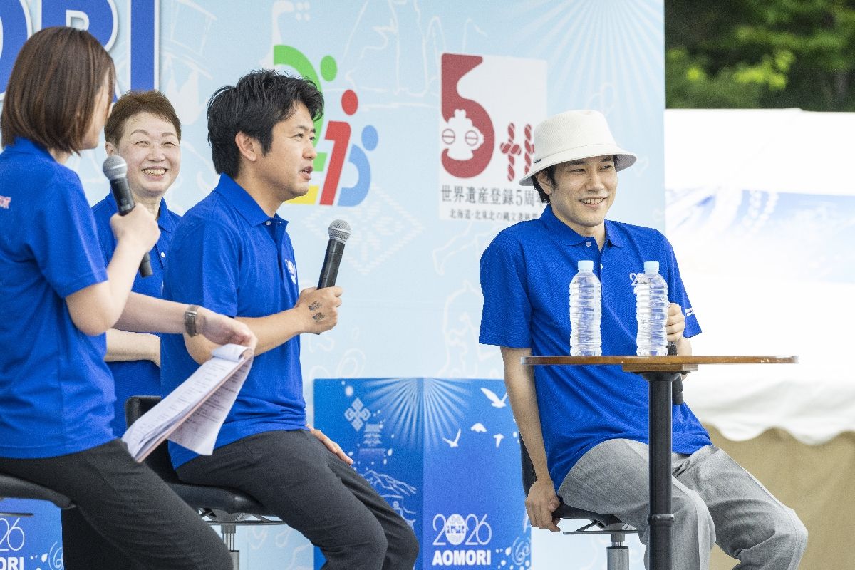 トークセッションする松山ケンイチさん(右)と宮下宗一郎知事=26日、青森市
