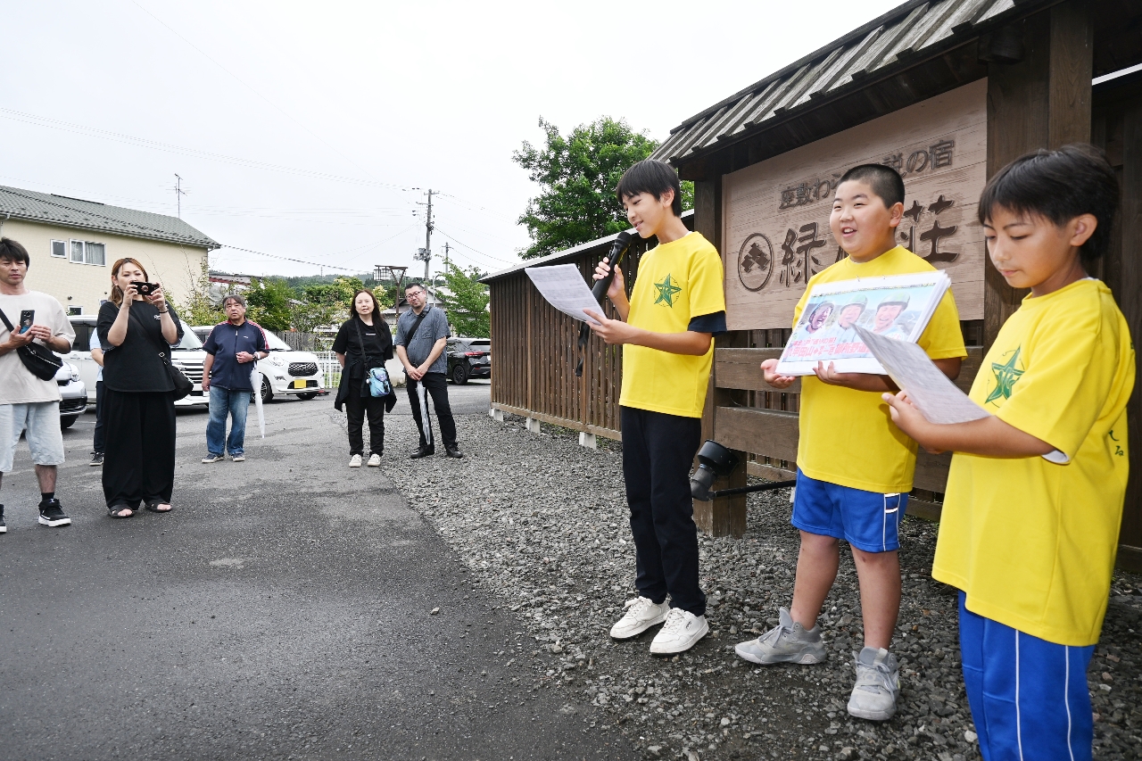 温泉郷をガイドする金田一小の6年生