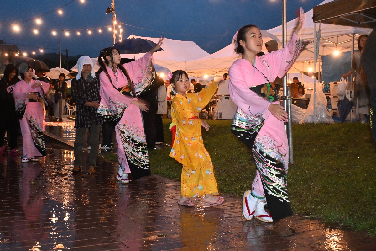 雨の中でも参加者がナニャドヤラを披露した盆踊り大会