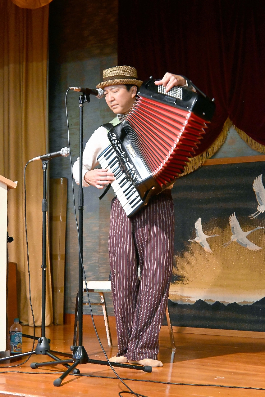 アコーディオン奏者ＤＡＮさんが美しい音色を奏でたライブ