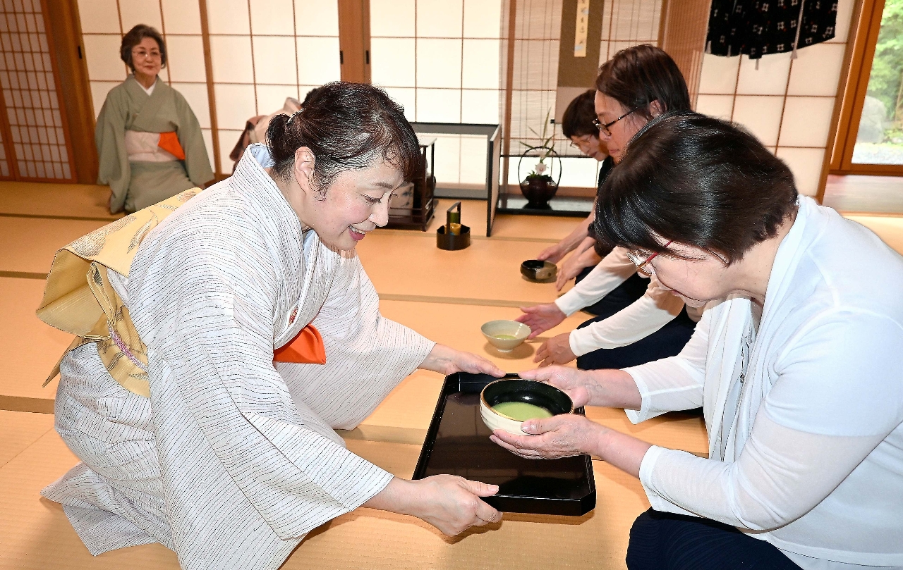 緑風荘で開かれた「温泉茶室」