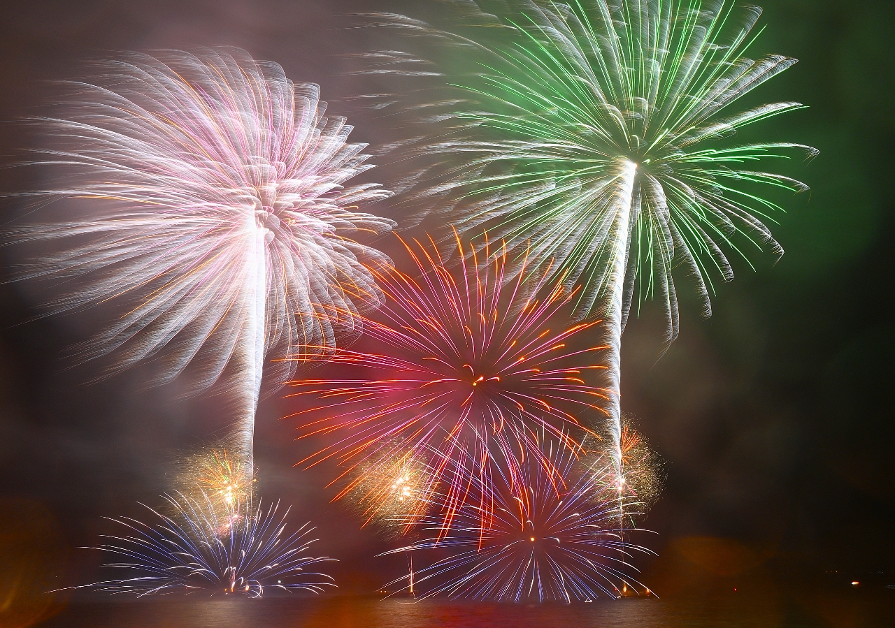 夜の湖を彩る花火