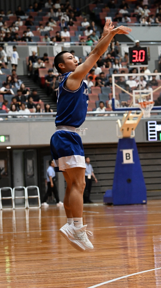 【バスケットボール男子１回戦・近大付―八学光星】第１クオーター、３点シュートを決める八学光星の角谷光煌斗＝大阪市のＡｓｕｅアリーナ大阪