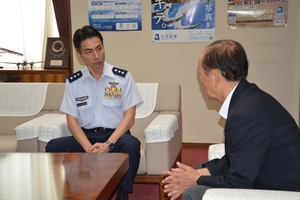 「自衛隊への理解、支援あった」と感謝 空自北部航空方面隊の船倉司令官、三沢市長に離任あいさつ