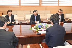 青森県とさらなる交流を　駐仙台大韓民国総領事館の朴総領事、宮下知事と懇談